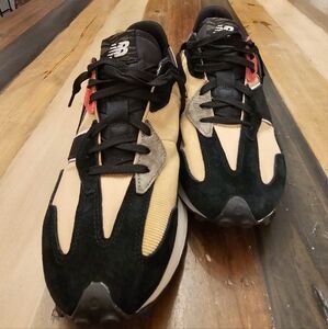 New Balance 327 Black and Beige like brand new.